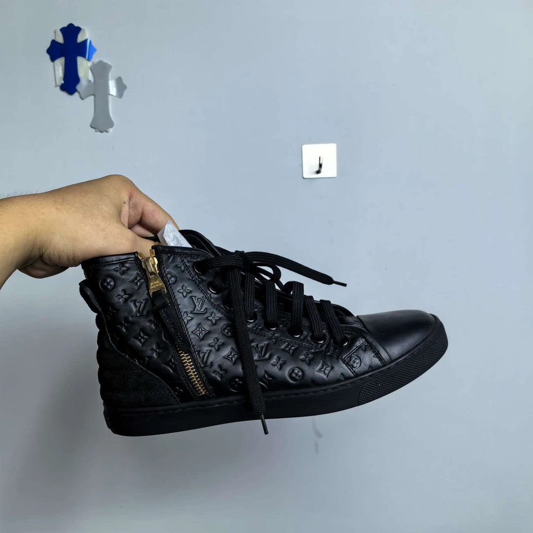 LV 浮雕暗纹满印 logo 板鞋 36码 99新 1099（参考价7k+）