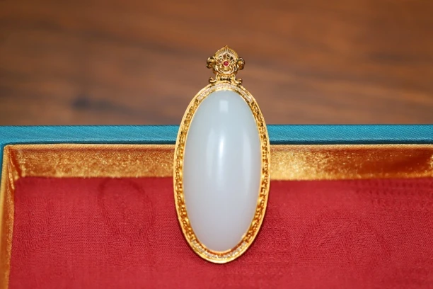 新疆和田玉椭圆无事牌吊坠挂件18K金古法镶嵌气质精美女款