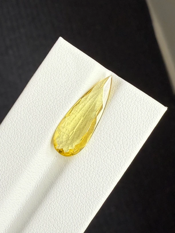 3.38ct天然绿柱石裸石 颜色美艳 ，晶体通透，火彩足