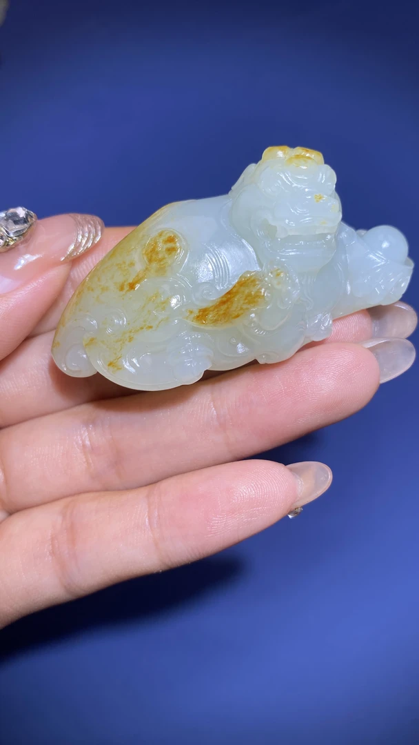 新疆和田玉籽料貔貅挂件苏工精品大师工艺洒金皮肉细过灯独籽雕刻