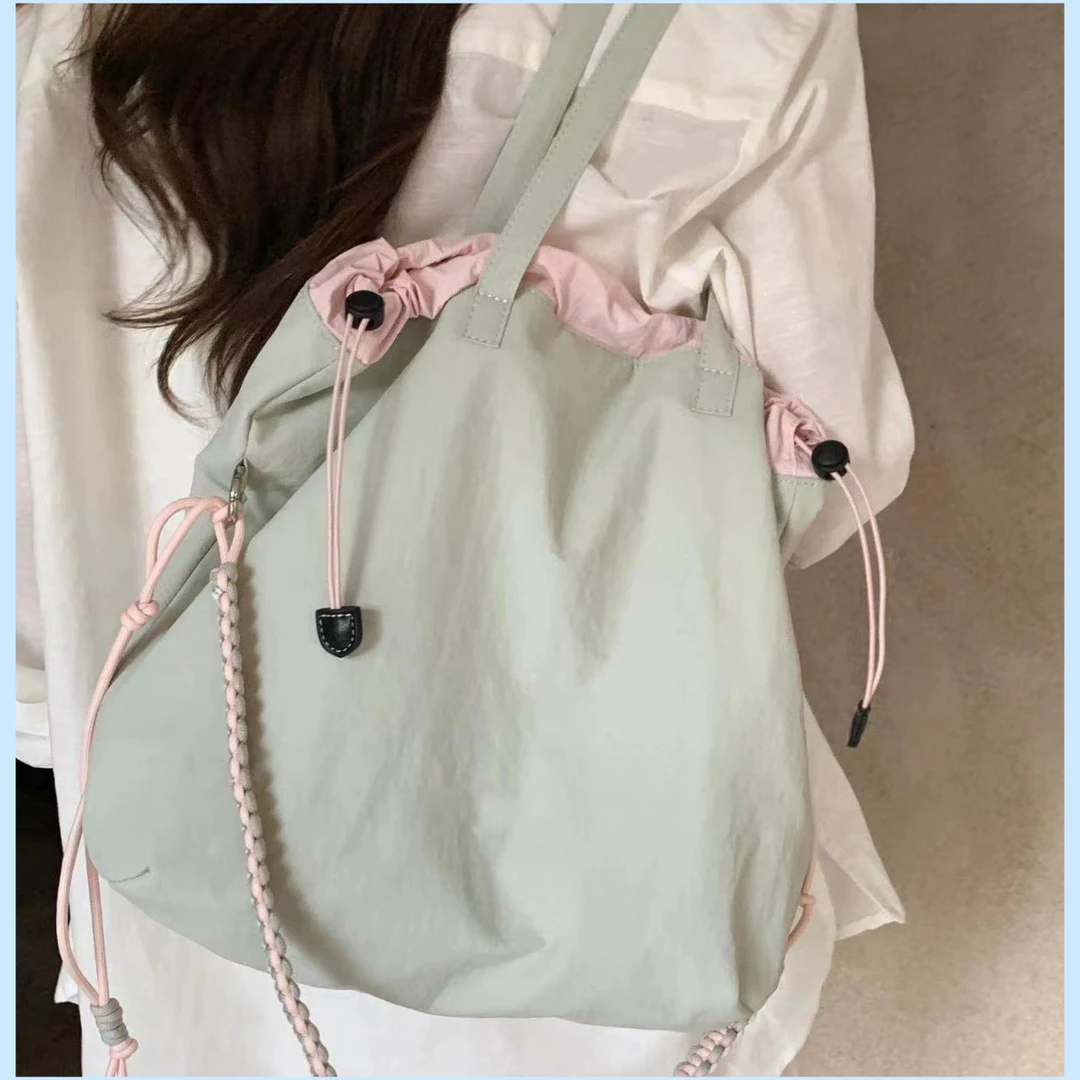 日韩新款小众休闲多巴胺撞色大容量斜挎抽绳尼龙防水束口单【喵呜】