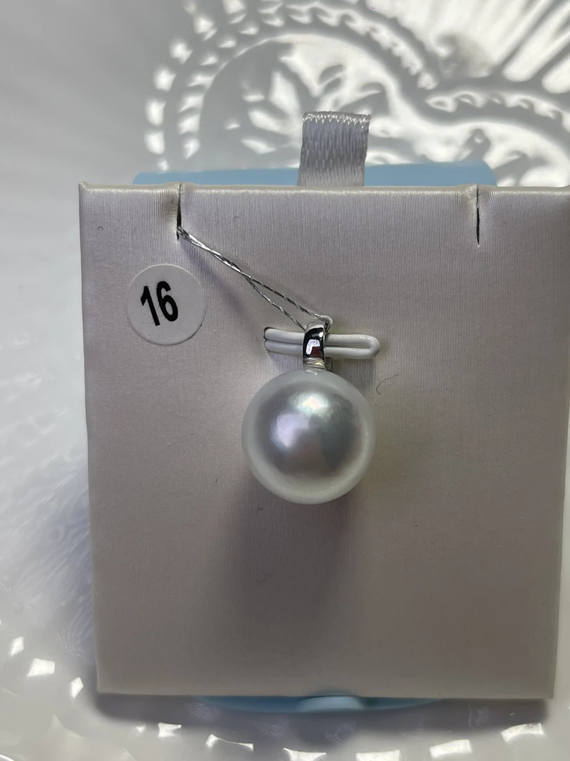 澳白吊坠，正圆冷强光微微生长纹，大点位，18k金简约大牌扣头