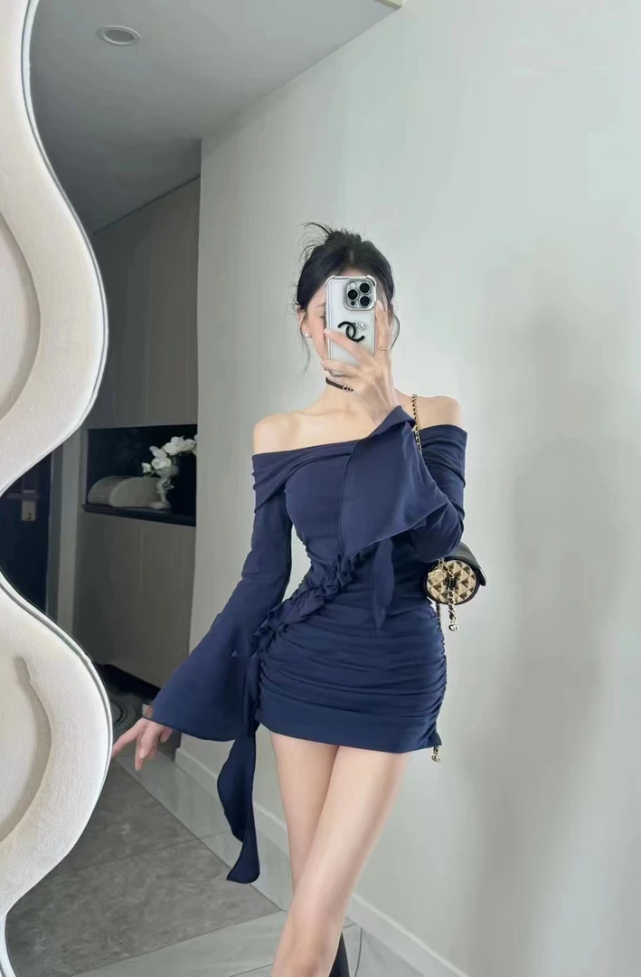 法式小众斜领喇叭袖连衣裙女2024秋季新款设计感修身显瘦褶皱短裙