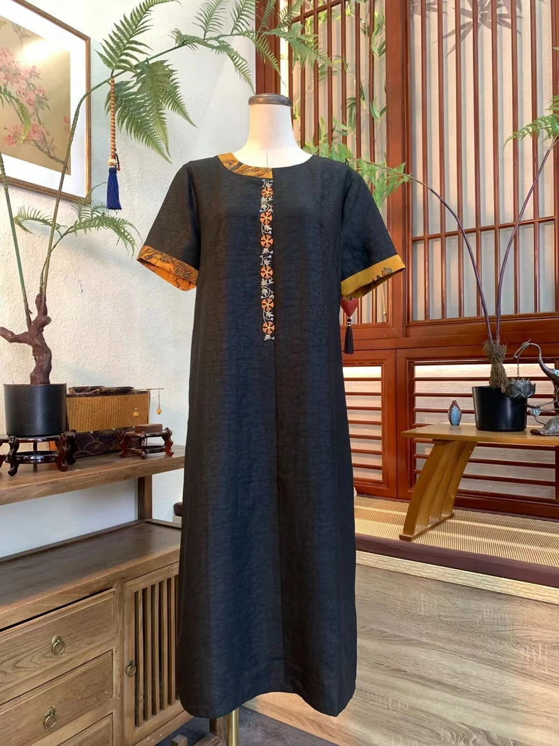 知羽.香云【晴川】轻中式圆领精工绣花香云纱龟裂纹连衣裙ZY23611