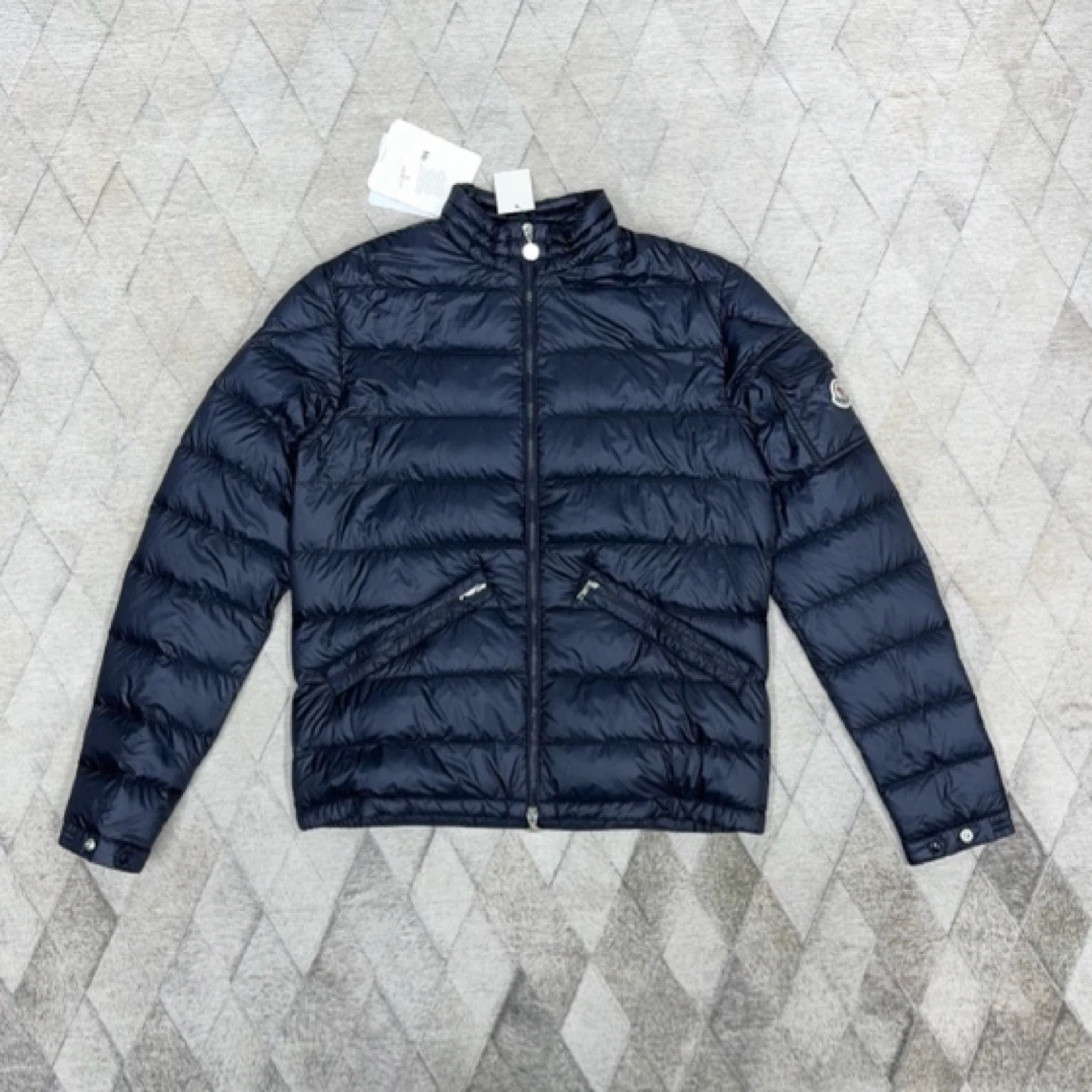 全新未使用 MONCLER 男款蓝色轻羽绒服 立标logo