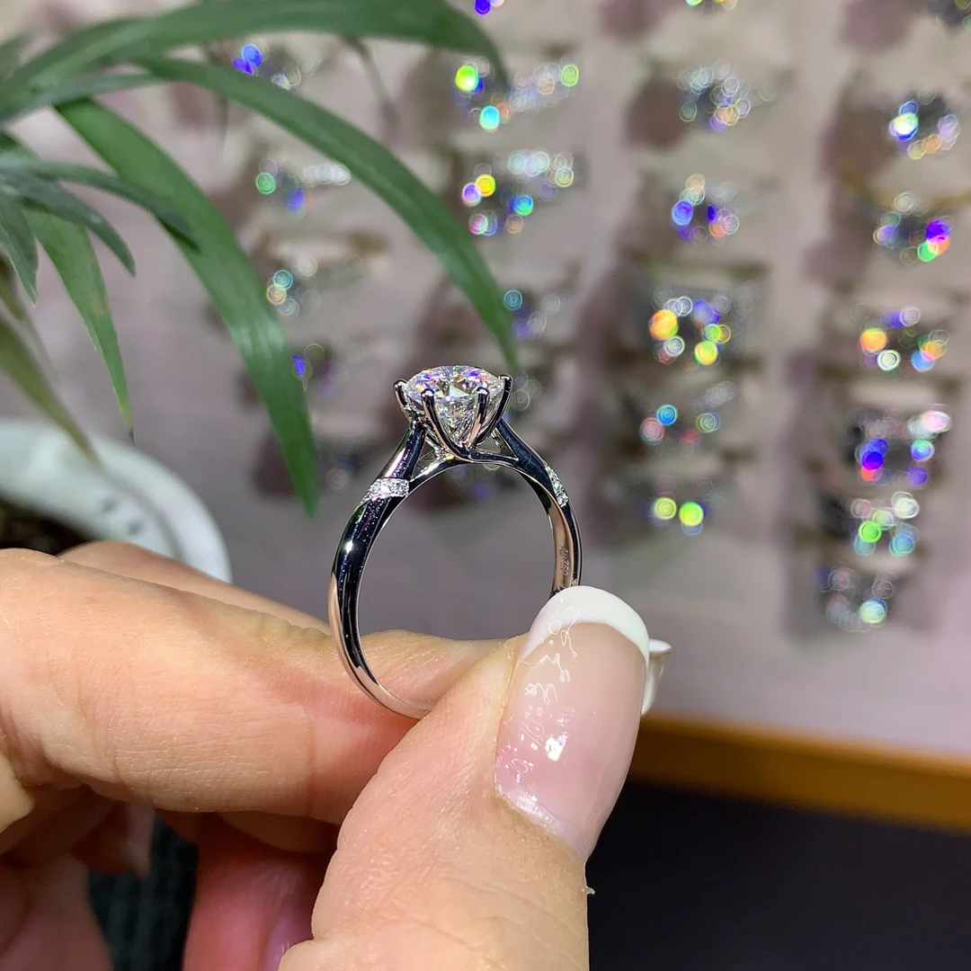 【合成/培育】通家六抓一克拉18K金镶嵌戒指经典求婚戒指