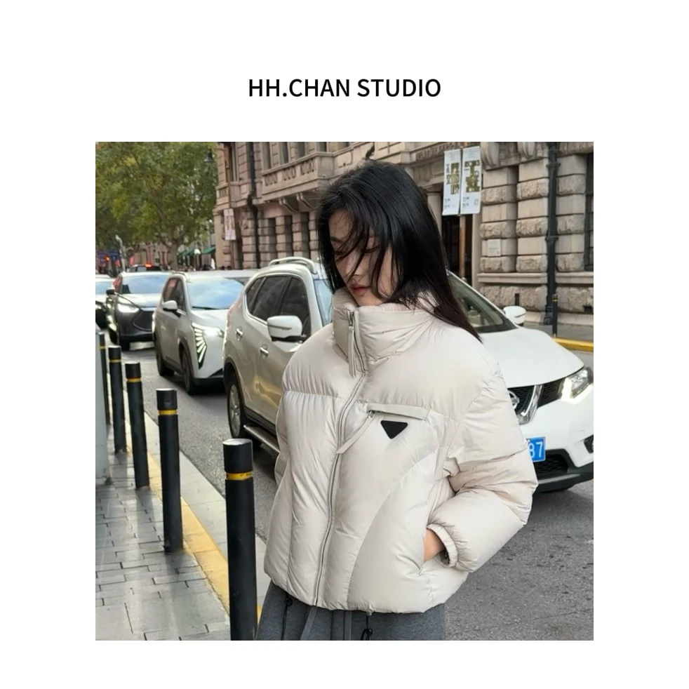 HH.CHAN“率性独立”90国标白鹅绒经典P家杏白色短款羽绒服6674