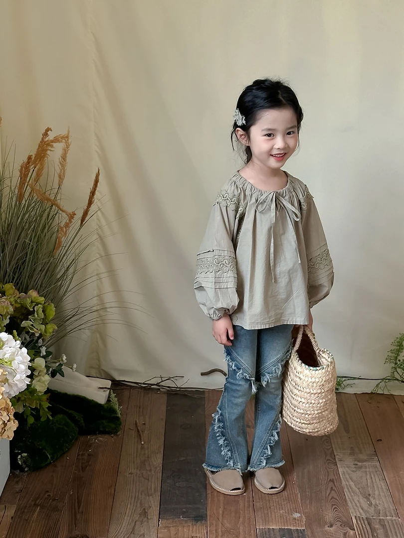 2024秋季韩版复古女童长袖蕾丝衬衫新款森系小女孩圆领娃娃衫