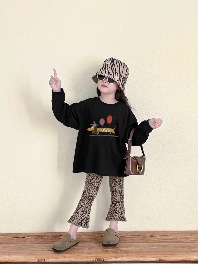 小女孩穿着2025春季卡通长袖T恤裙纹喇叭裤弹力长裤9分微喇童裤