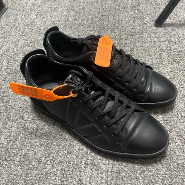 【95新】Louis Vuitton LV 侧面大Vlogo黑色板鞋 39.5欧码 编号：T37
