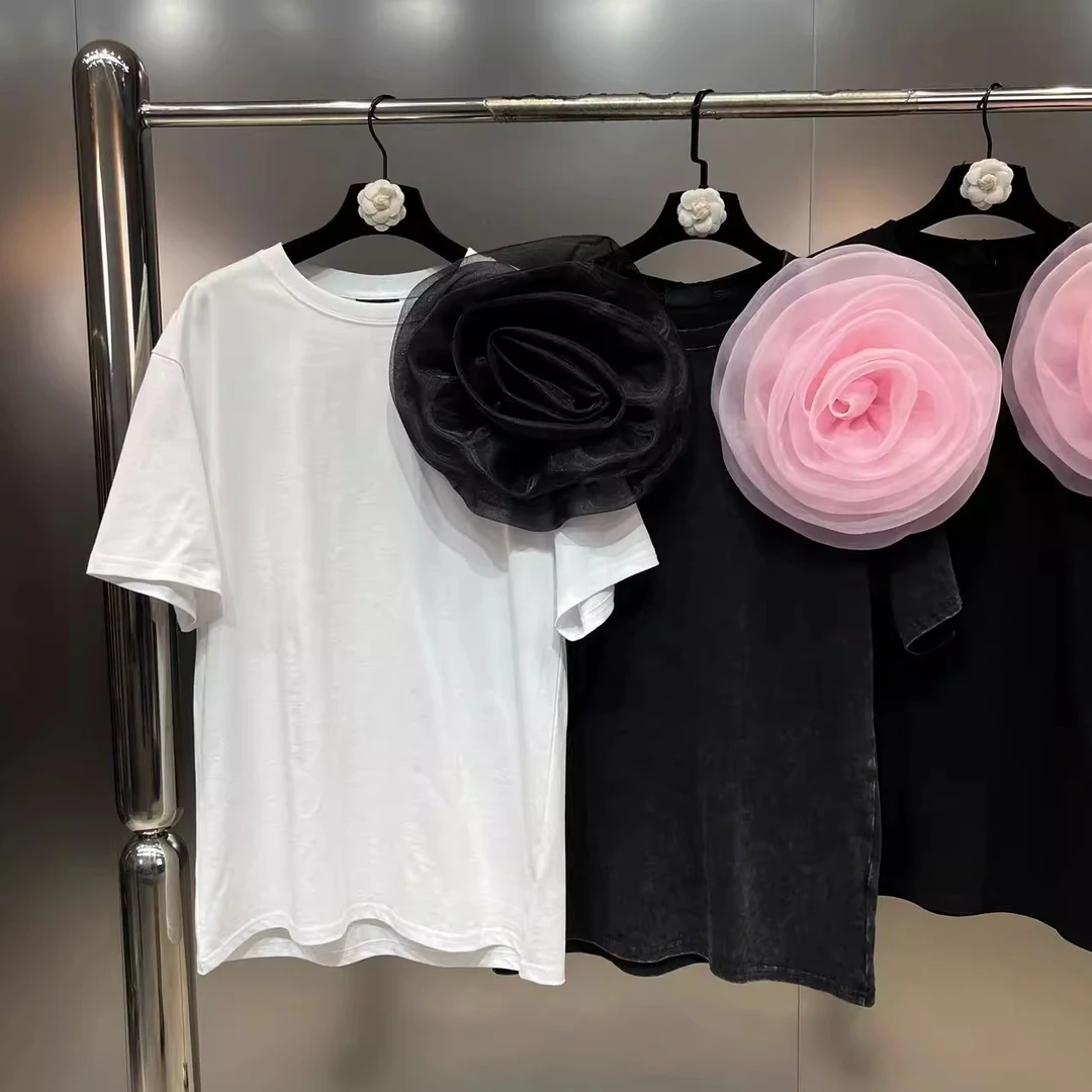 2025年春季新款圆领短袖立体大花别针装饰宽松设计师款T桖女上衣