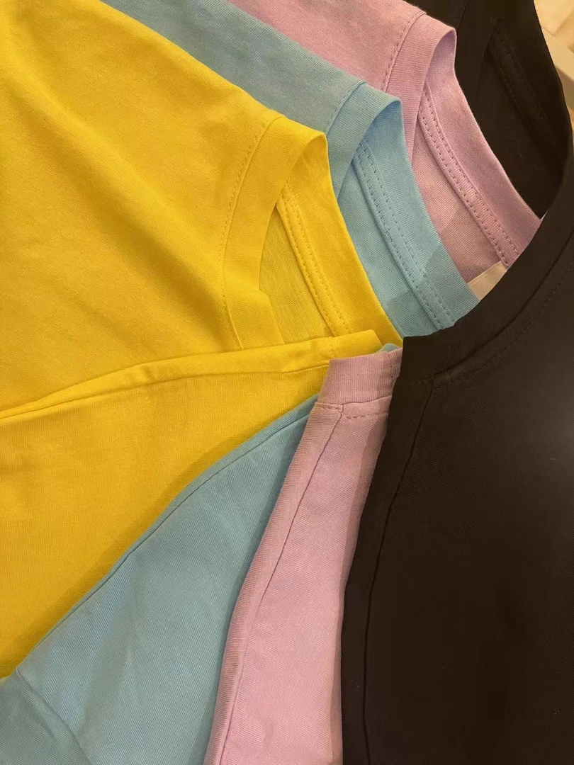 女款T恤一件（颜色随机）