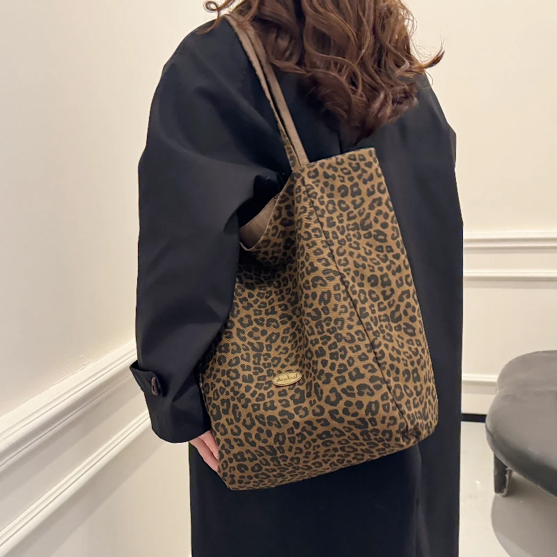 佐猫豹纹帆布包包女2025新款秋冬时尚托特包休闲大容量通勤单肩包