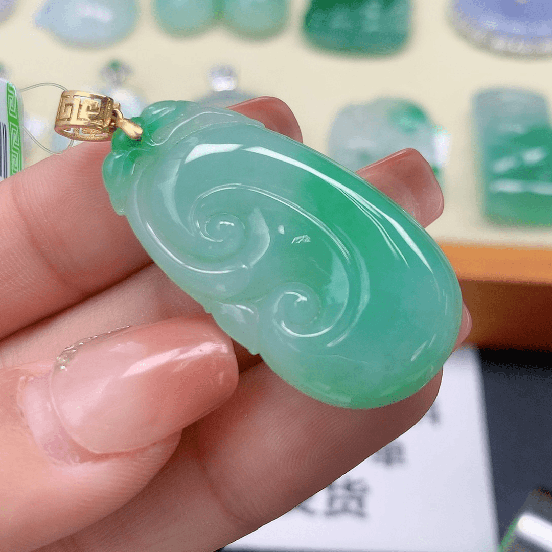 翡翠颈饰18K金镶嵌如意