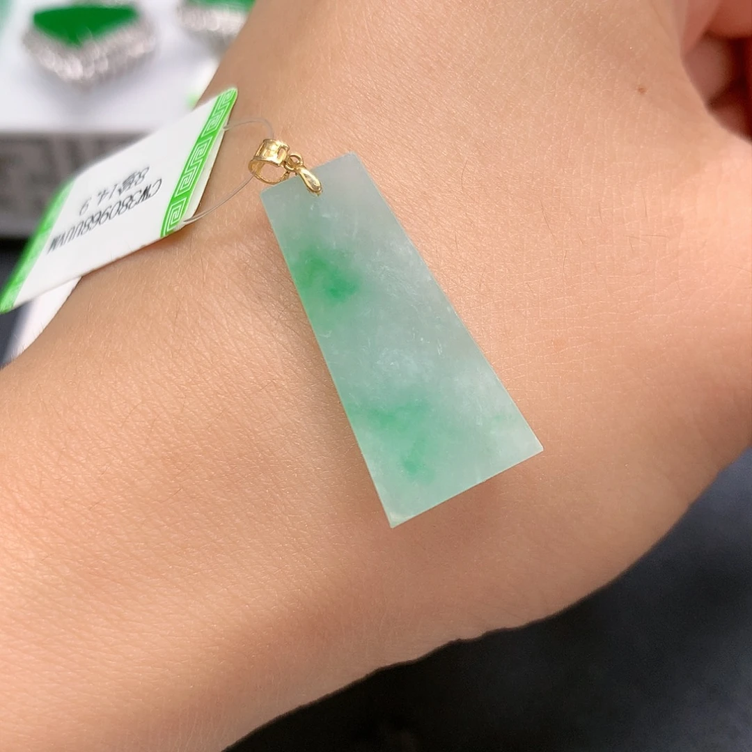 翡翠颈饰18K金镶嵌无事牌