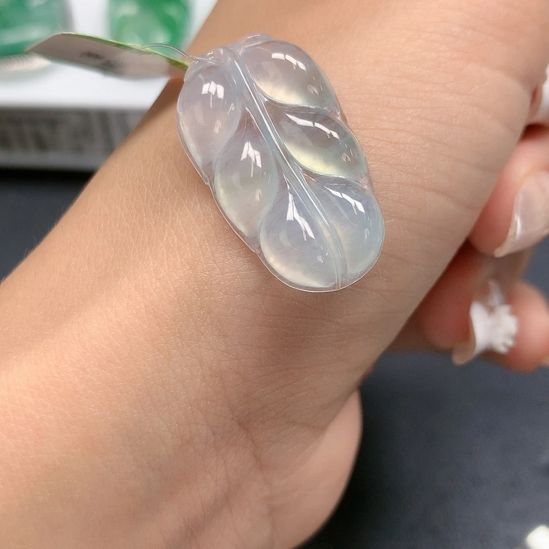 翡翠颈饰未镶嵌叶子