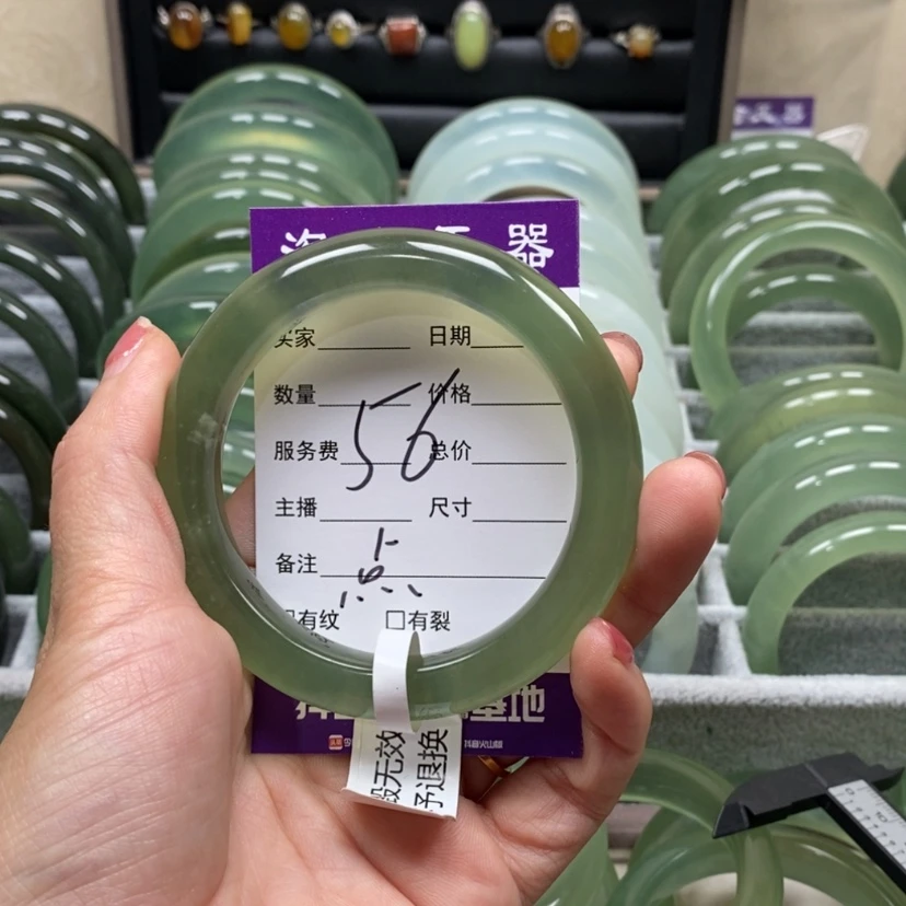 【闪购商品】蛇纹石玉手镯未镶嵌小**?