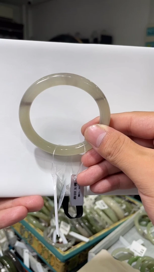 【闪购商品】和田玉手镯未镶嵌54-55圈特色