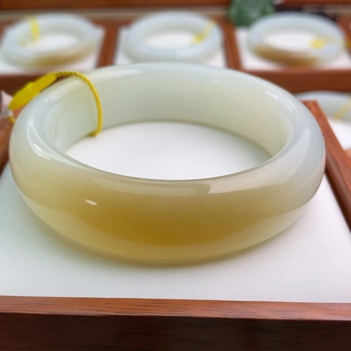 和田玉(糖玉)手镯未镶嵌绽**蕾