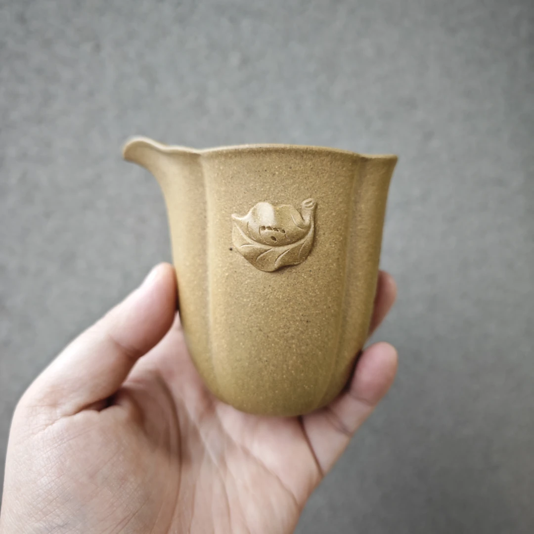黄龙山原矿段泥筋纹海棠公道杯刻绘款分茶器容量大约180cc