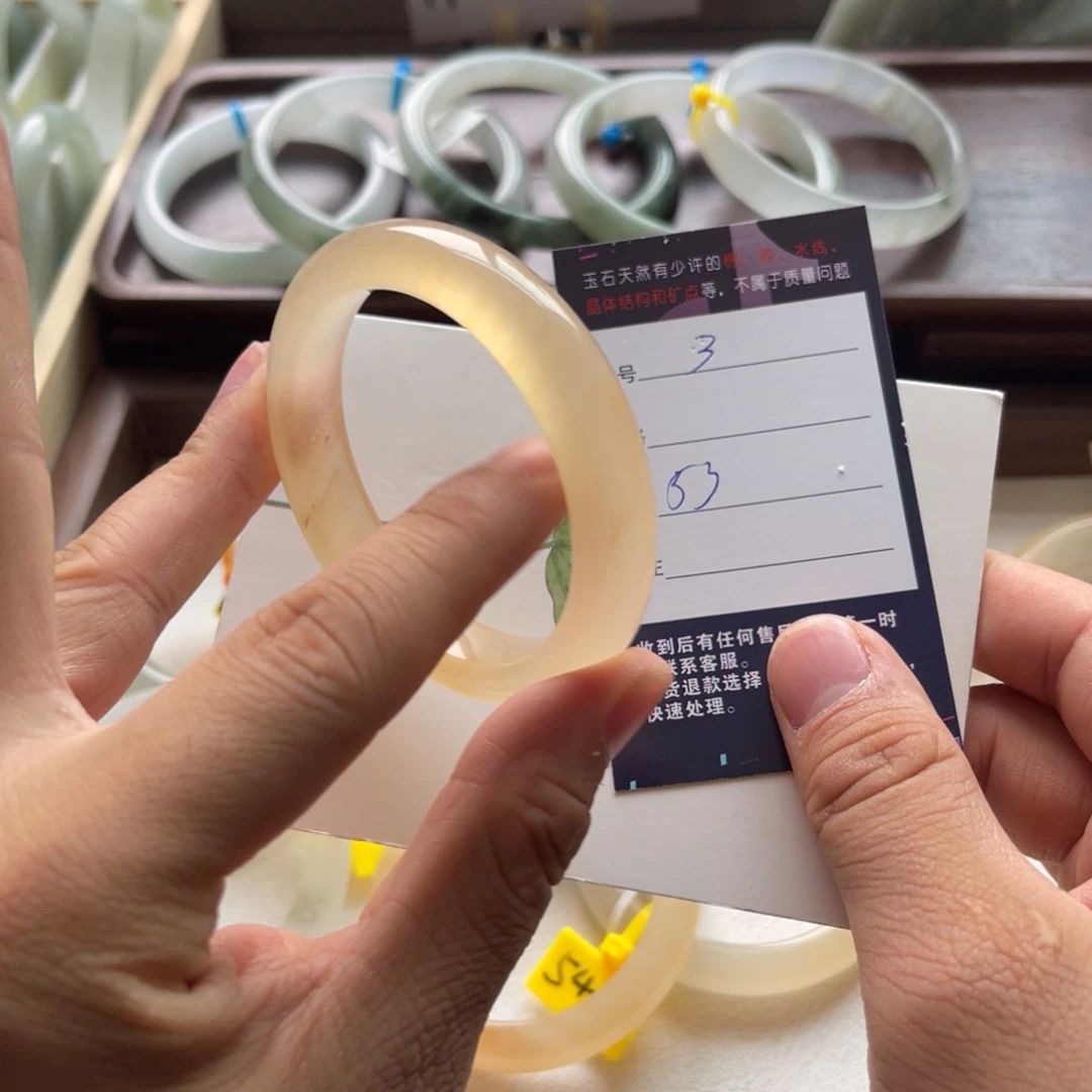 【闪购商品】石英质玉手镯未镶嵌鱼*嘟3