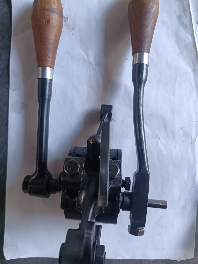 调整好的压料机，压料轴直径11毫米，通轴，高速钢