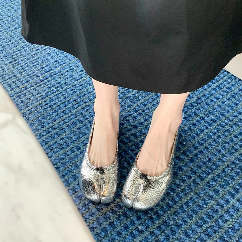 葡萄妈studiolee 春秋女镜面分趾猪蹄鞋浅口配裙子的平底单鞋子