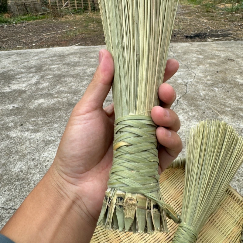 古台村聋哑大叔手工编制竹刷