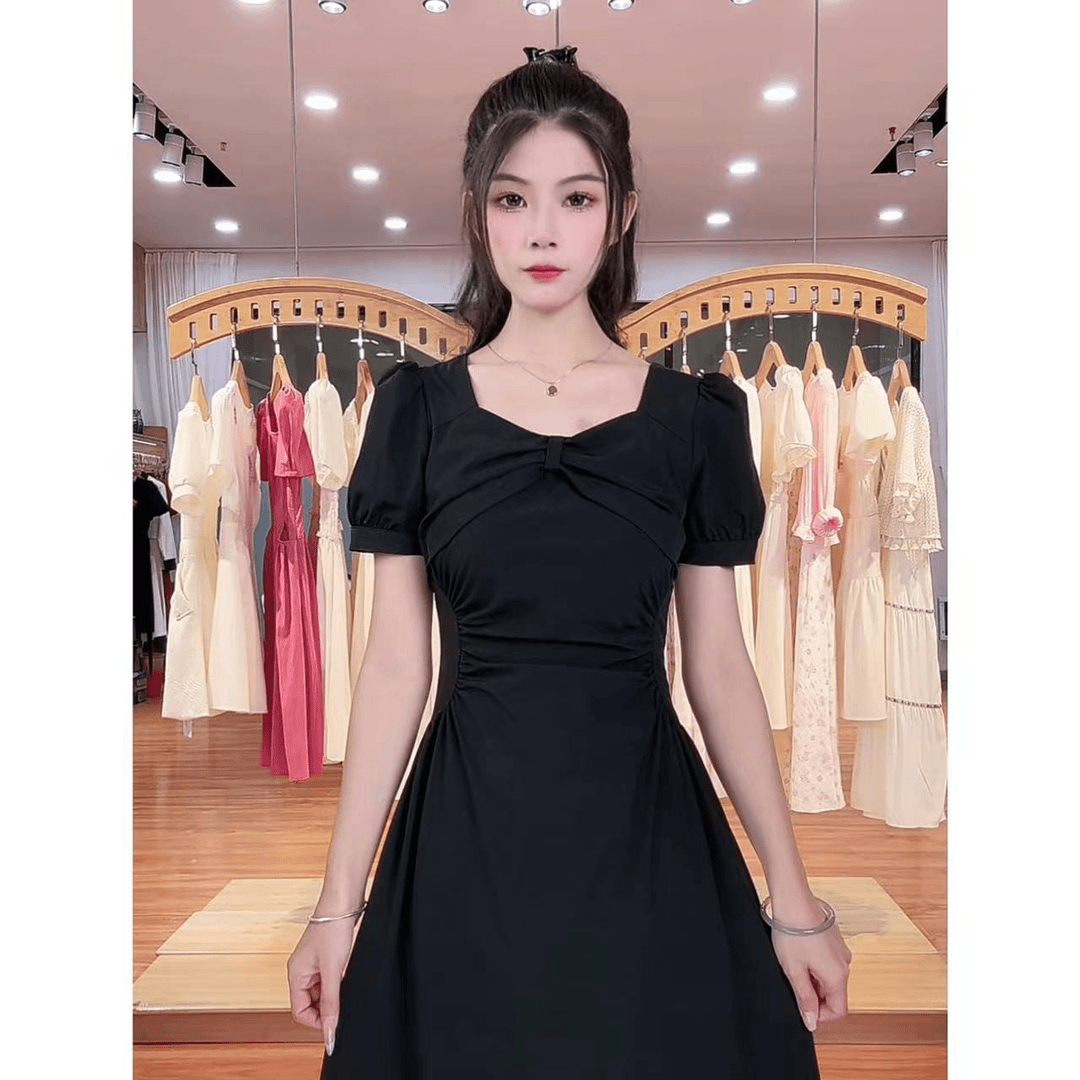 小黑裙法式大裙摆短袖连衣裙显瘦2024夏季气质收腰方领连衣裙