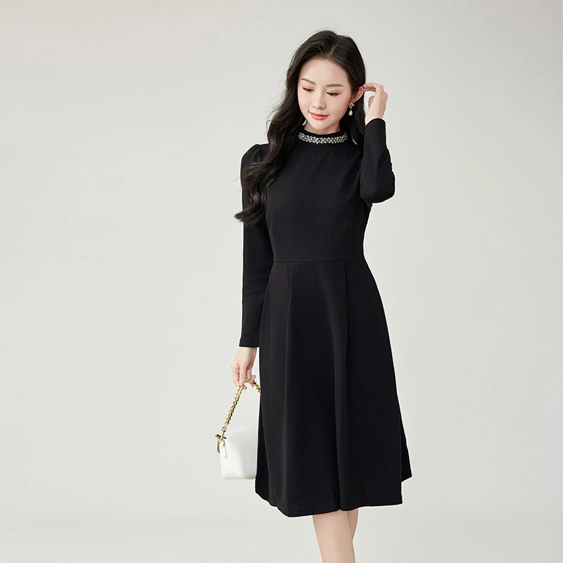 奢姿2025年冬装新款大码女装时尚圆领裙子胖妹妹钉珠针织连衣裙