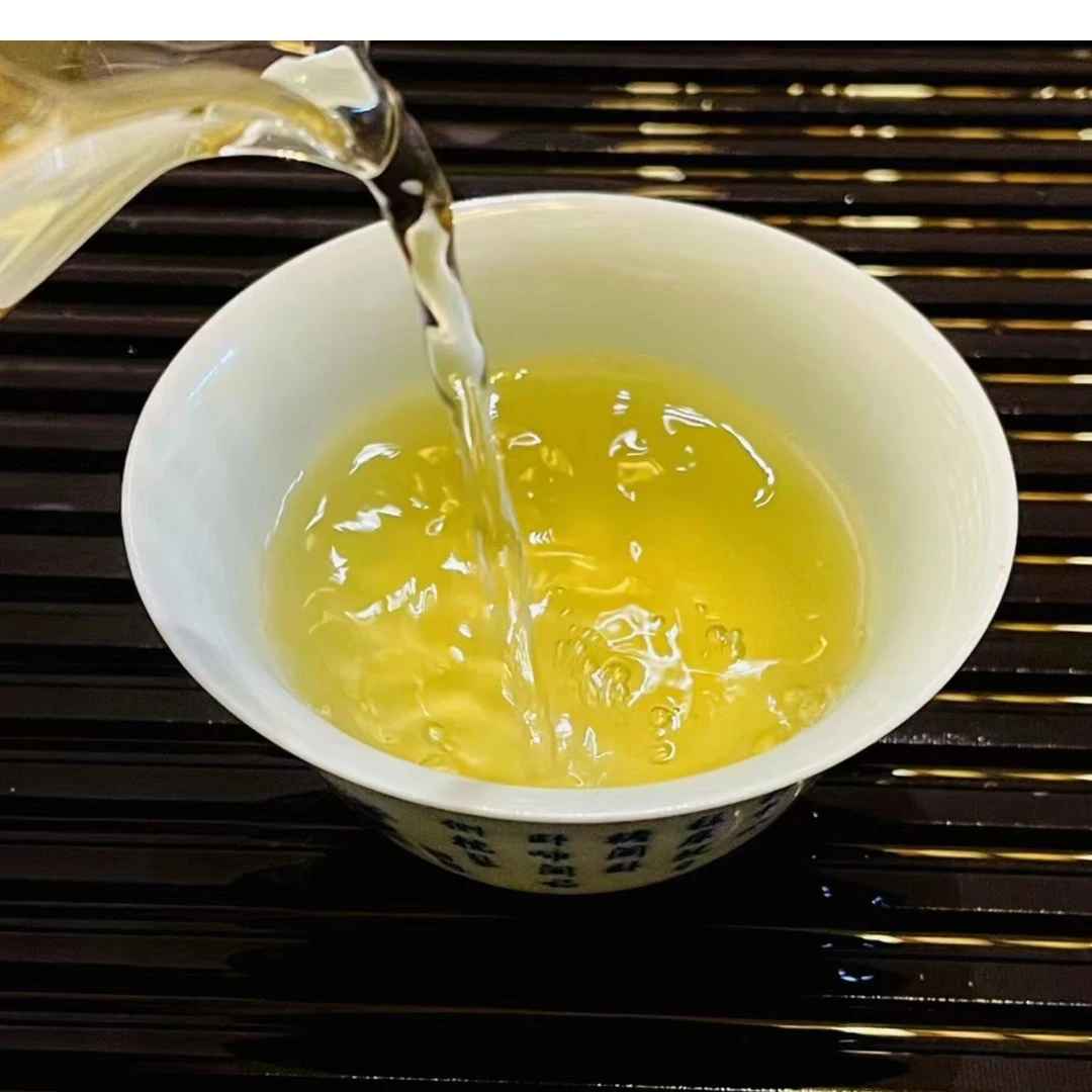 2025年老曼峨茶王地古树母树普洱生茶散100克/份