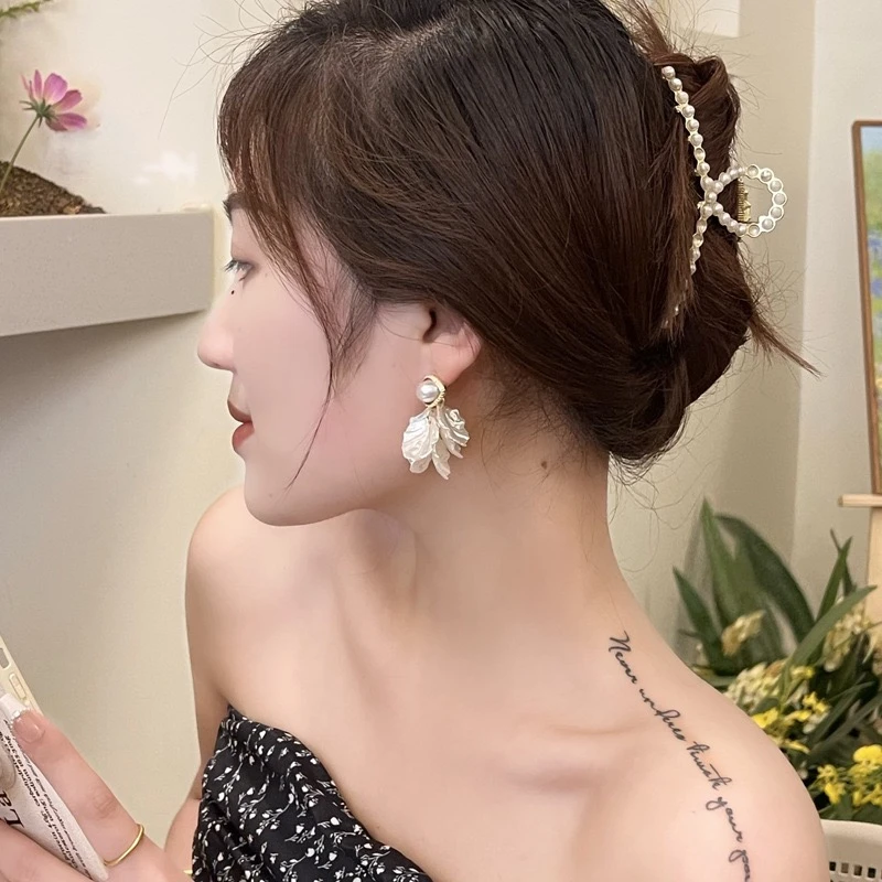 合金亚克力耳饰 S925银针ins风法式仙气白色花瓣耳钉7187