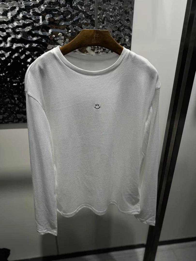 白色长袖笑脸打底T恤