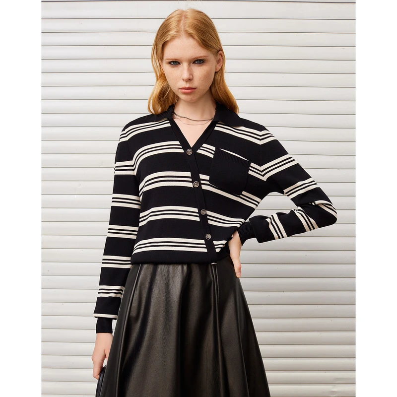 DKNY/唐可娜儿高级感V领撞色条纹女士针织衫