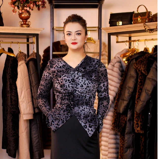 【何玲大码女装高订】秋冬新款设计感褶皱长袖V领豹纹T恤5017