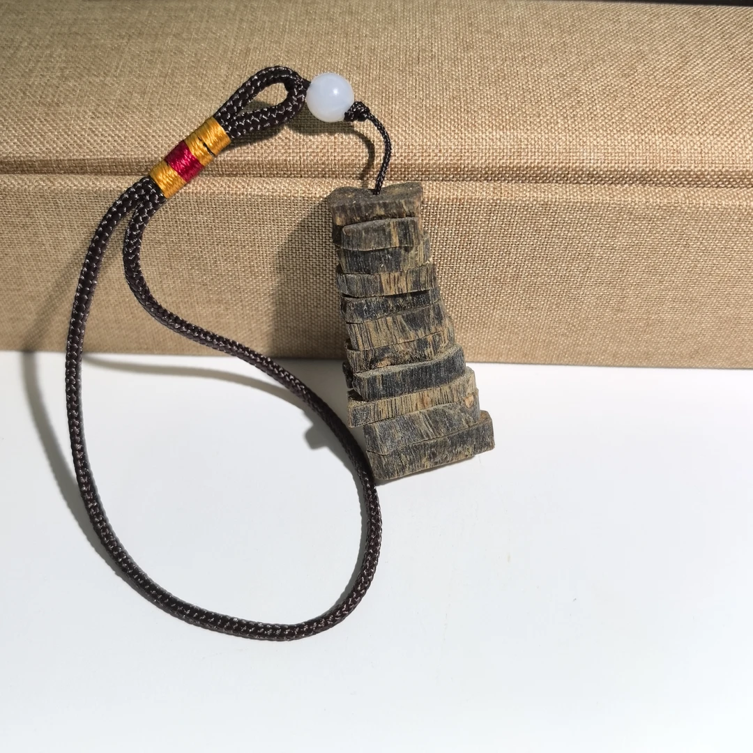 莺歌绿奇楠 随型切片挂饰 一个 多样性发其一 CX30441