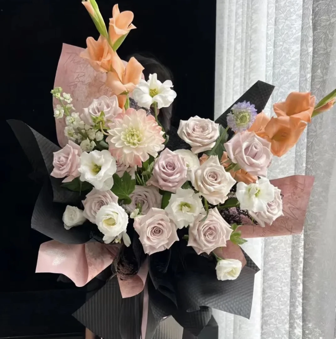 ［俯首之吻］13朵曼塔玫瑰混搭花束高端花束生日鲜花礼物同城配送