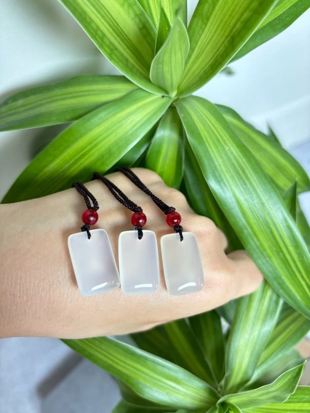 天然玛瑙玉髓平安无事牌送绳子