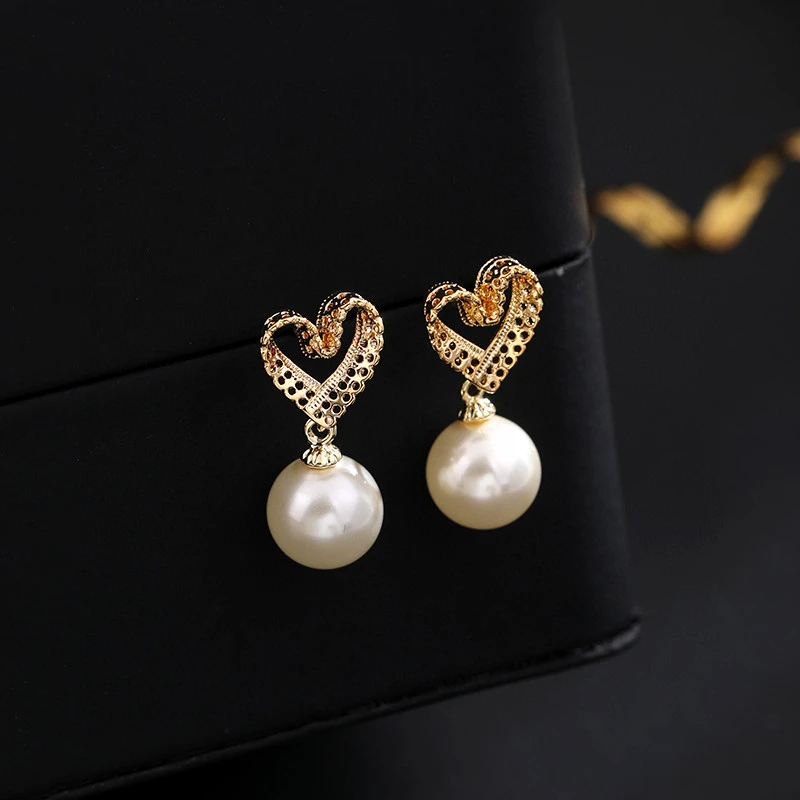 铜合金耳饰 《货号6927》法式设计师爱心珠珠耳饰