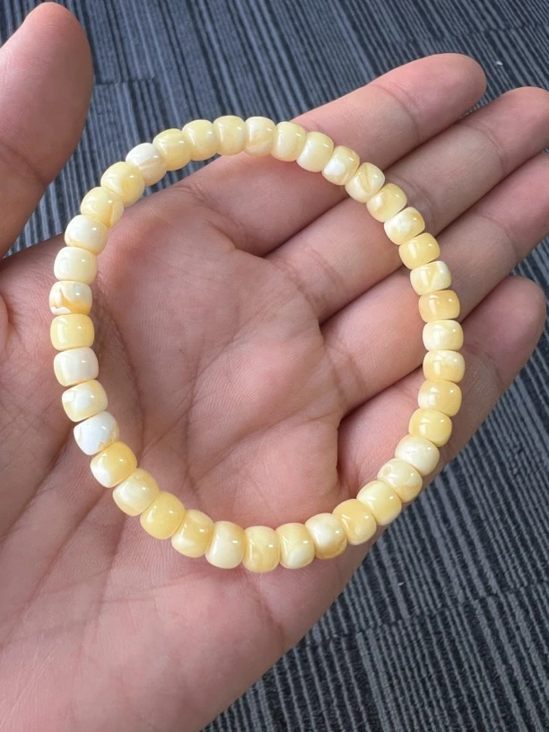 6mm瓷白妖花蜜蜡手串