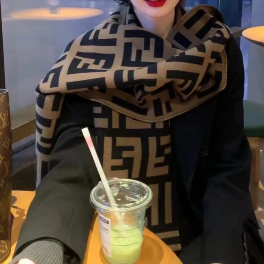 99新 FENDI/芬迪 FENDI芬迪FF经典图案女士羊绒围巾