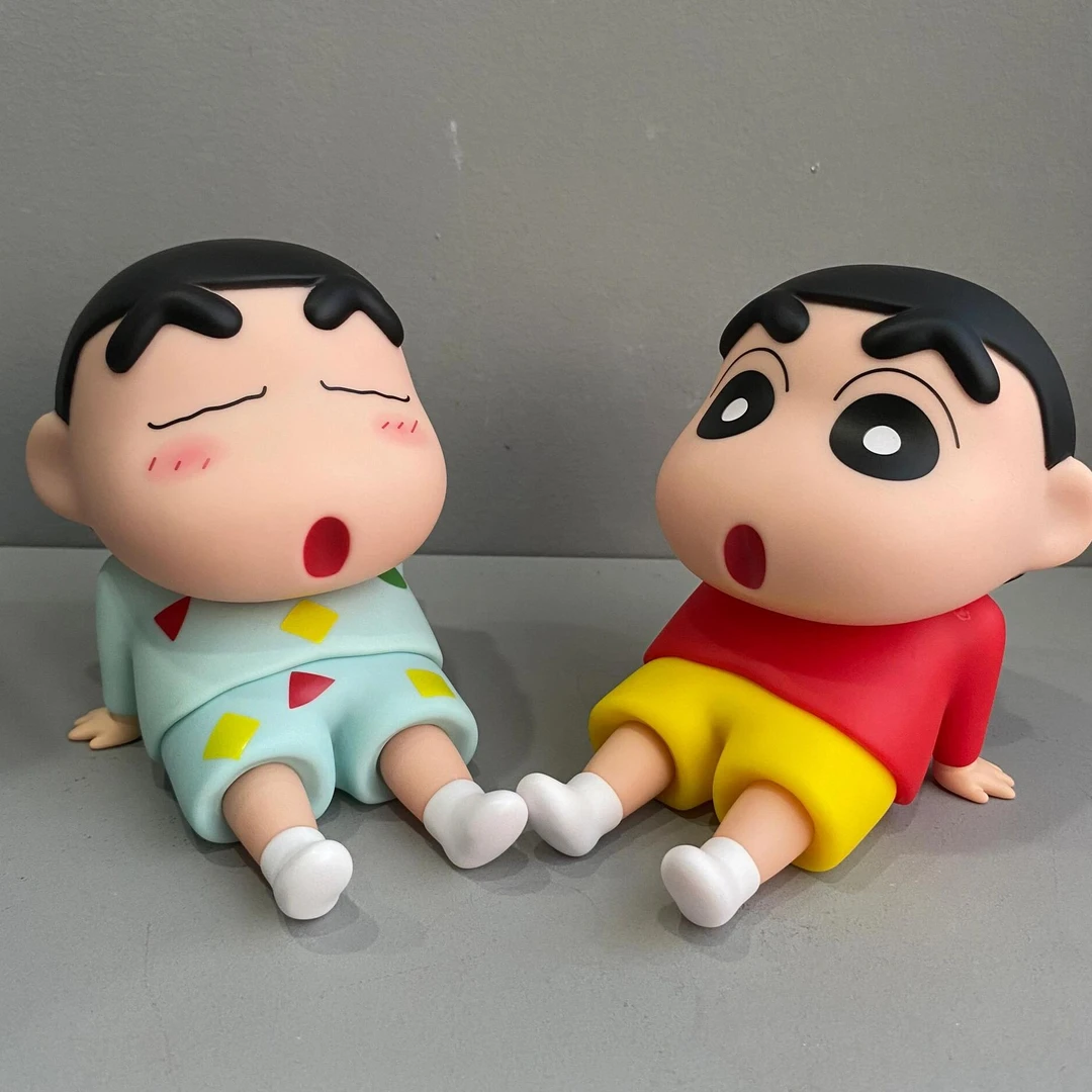 【万芊】蜡笔小新潮玩手机支架懒人手机座手办模型桌面摆件公仔