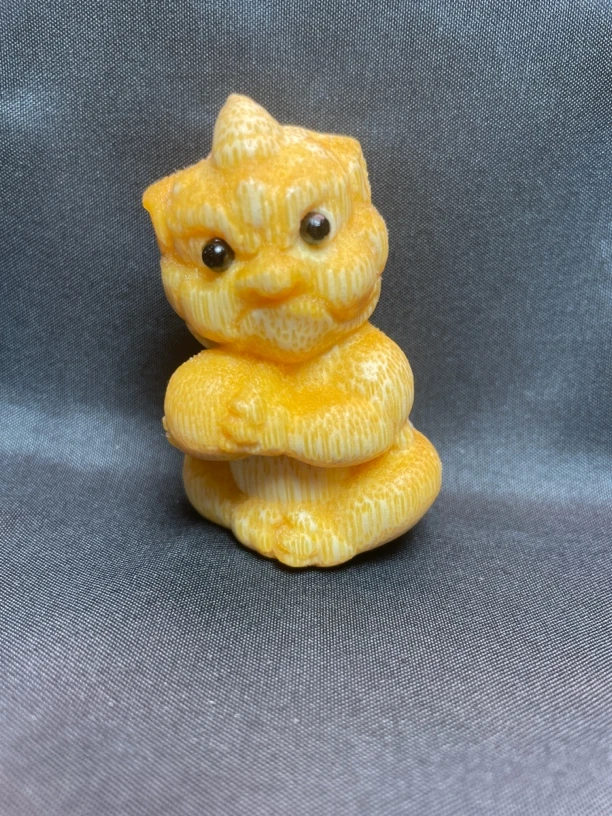 《貔貅抱球》实心竹龙血金丝竹竹雕竹刻把件《送油》