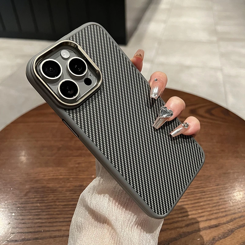 简约碳纤维纹理适用苹果15Promax超薄iPhone14Pro手机壳磨砂高级