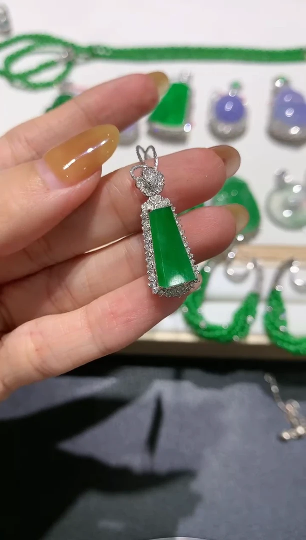 【闪购商品】翡翠吊坠(不含链)18K金镶嵌团购2