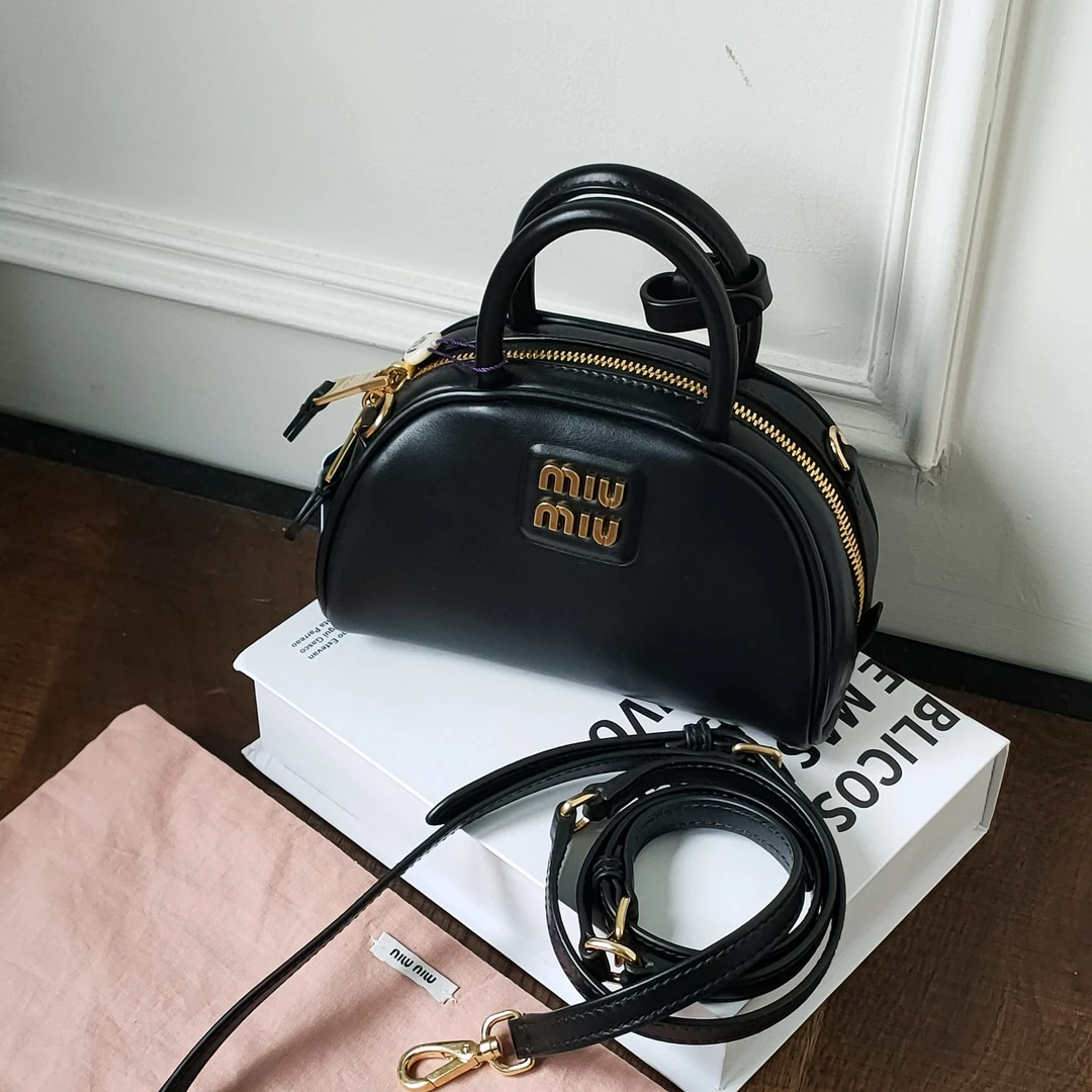 99新 MIU MIU/缪缪 Azul-黑金 牛皮 半月保龄球 手提斜挎包 34667
