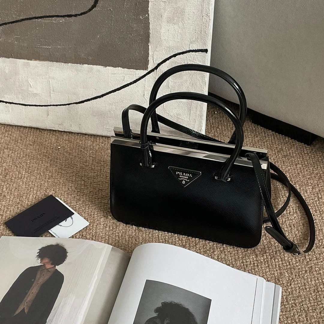 95新  Azul中古-PRADA 黑银亮面牛皮手提包24238