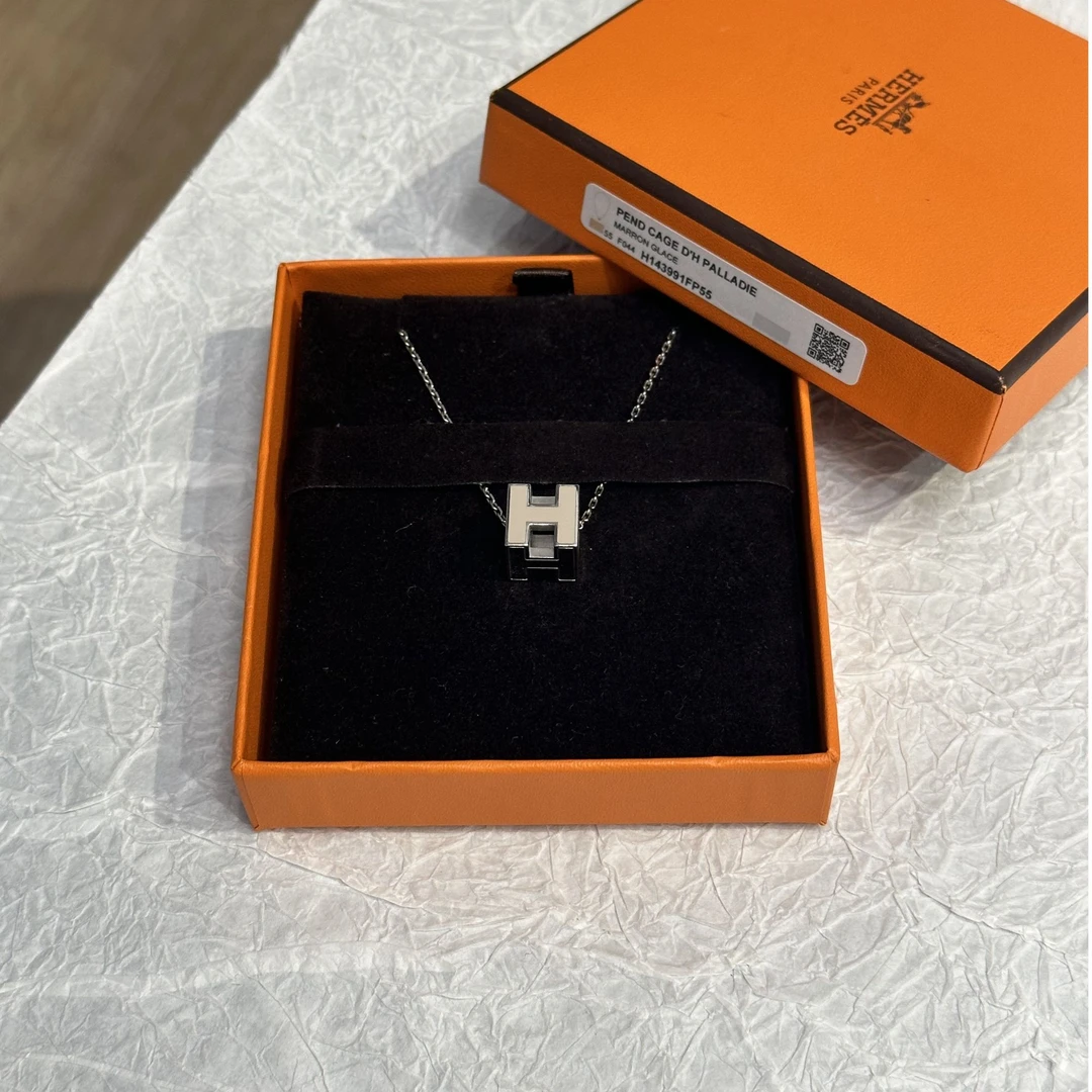 95新 Hermes/爱马仕  Azul-奶茶色 珐琅H方块银链项链/31916时尚