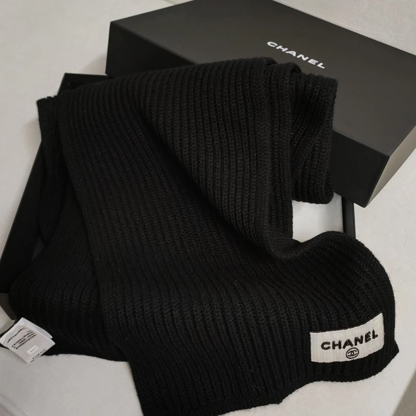 95新  Azul中古-Chanel 黑色羊绒编织亮片串珠字母围巾23139