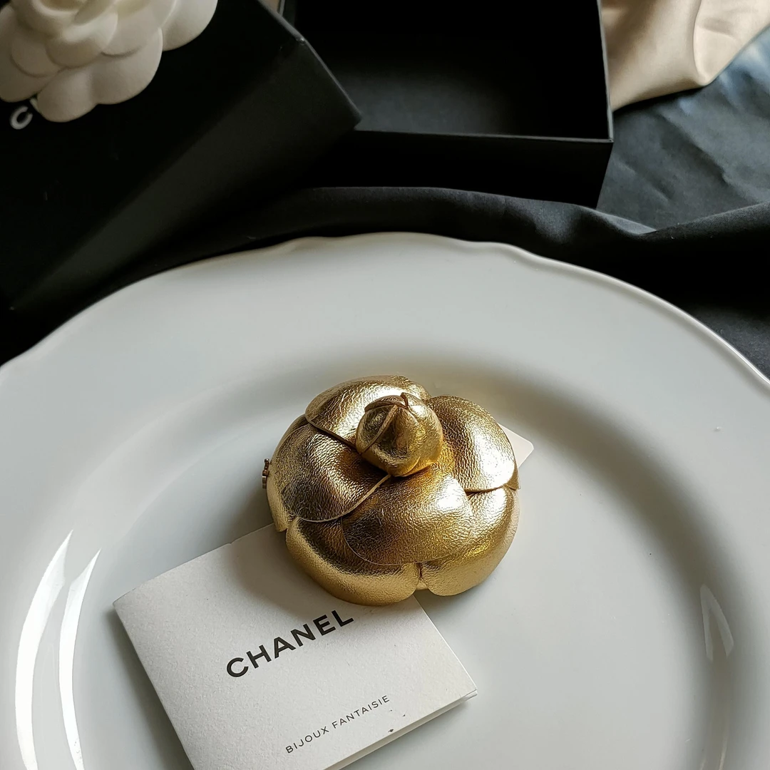 95新 Chanel/香奈儿 Azul-Chanel 金色羊皮山茶花胸针 35787